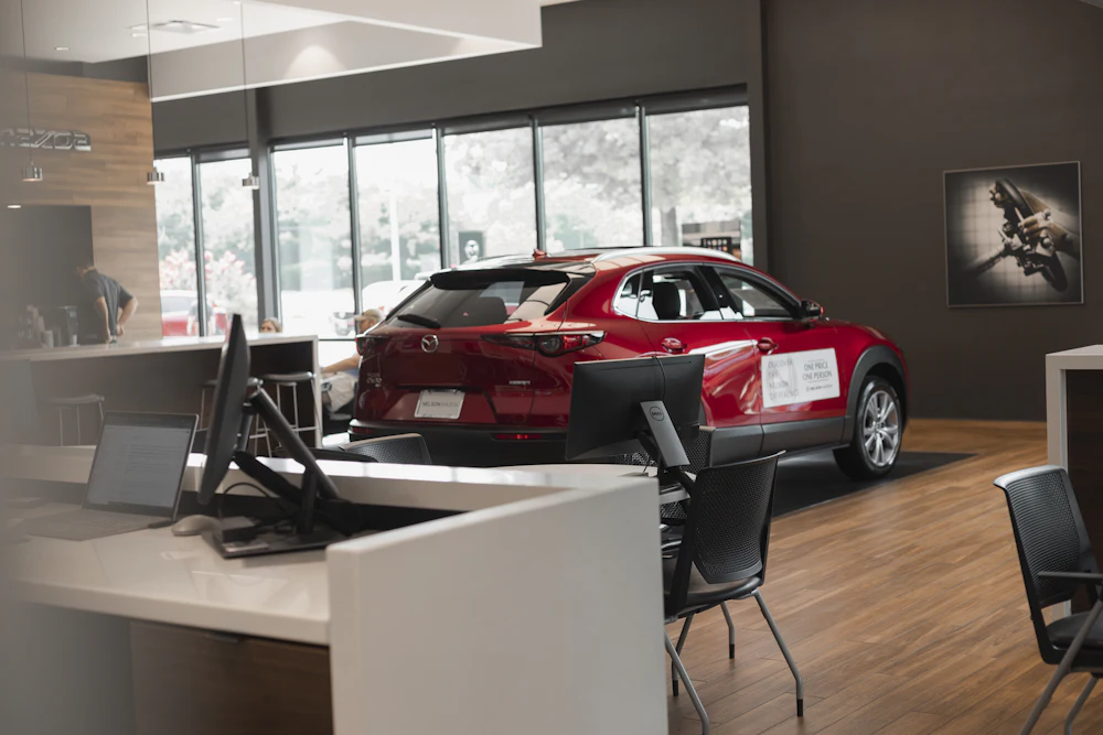 Showroom avec une voiture rouge exposée